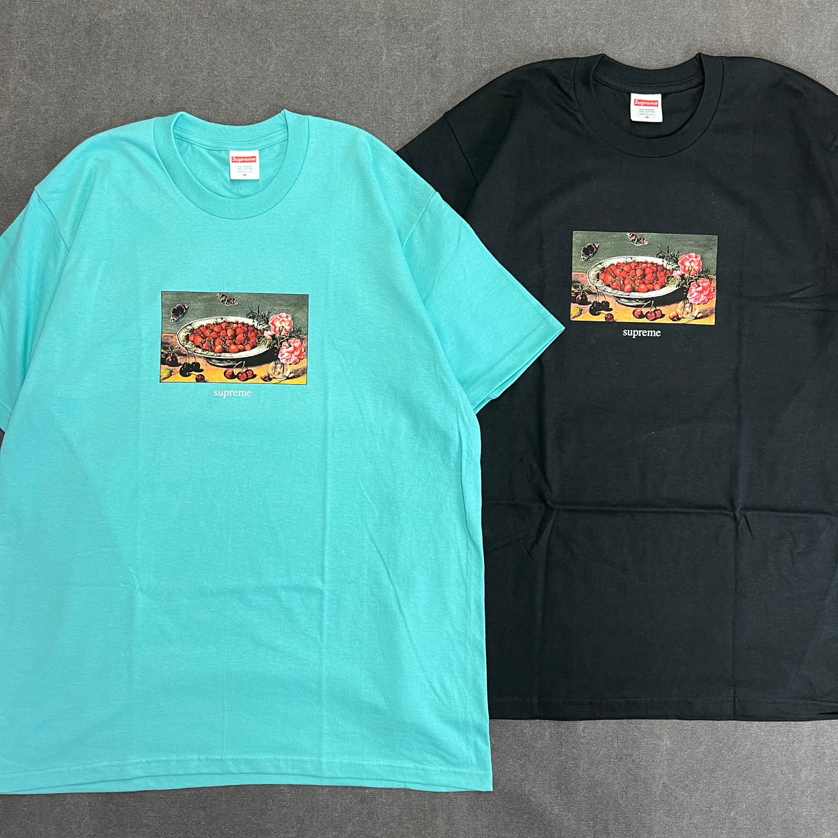 SUPREME STRAWBERRIES TEE