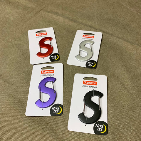 SUPREME NITE IZE S LOGO KEYCHAIN