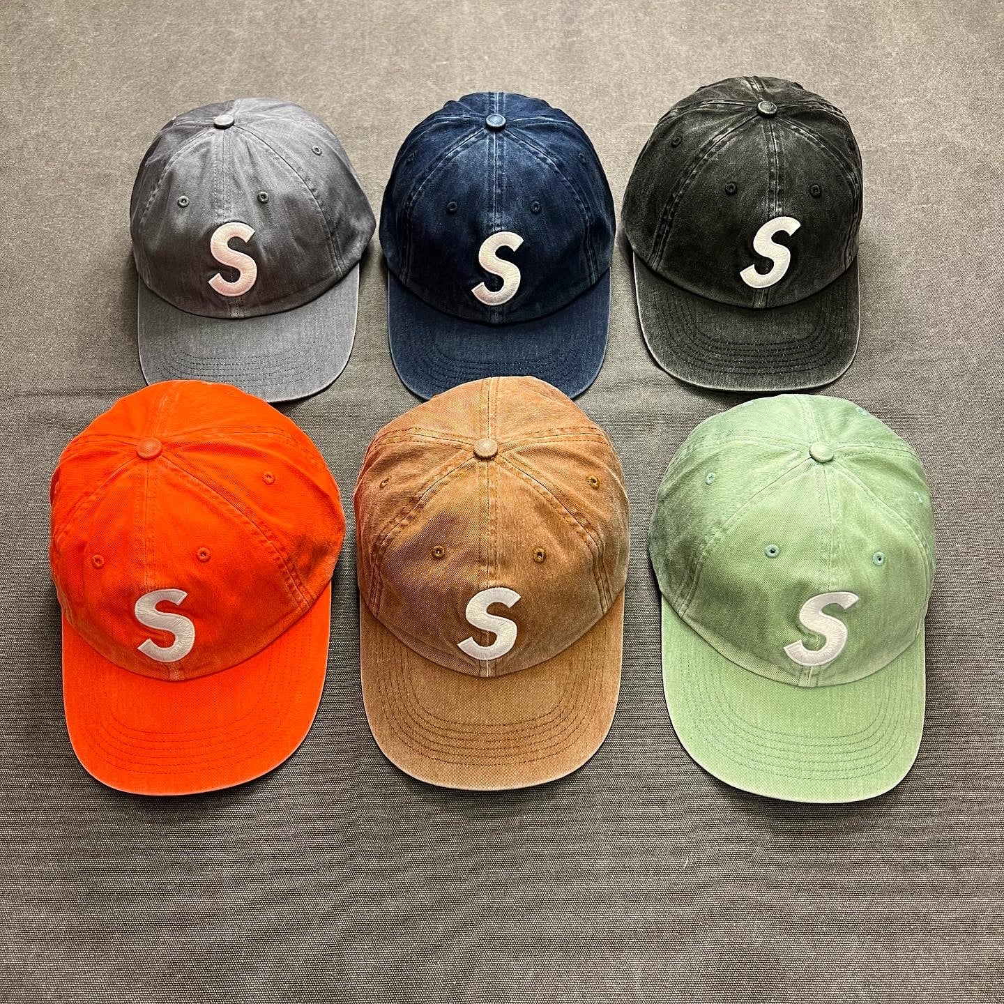 SurpremePigmentPrintSLogo6-Panel indigoキャップ - キャップ